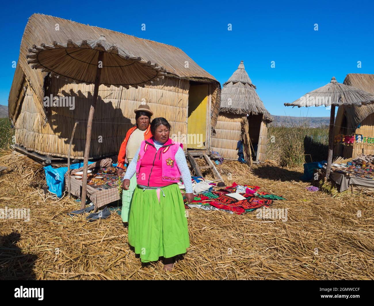 Lago Titicaca, Perú - 17 de mayo de 2018; dos nativos en tiro situados a 3.812 metros (12.507 pies) de altitud, el hermoso lago Titicaca, parecido a una joya Foto de stock