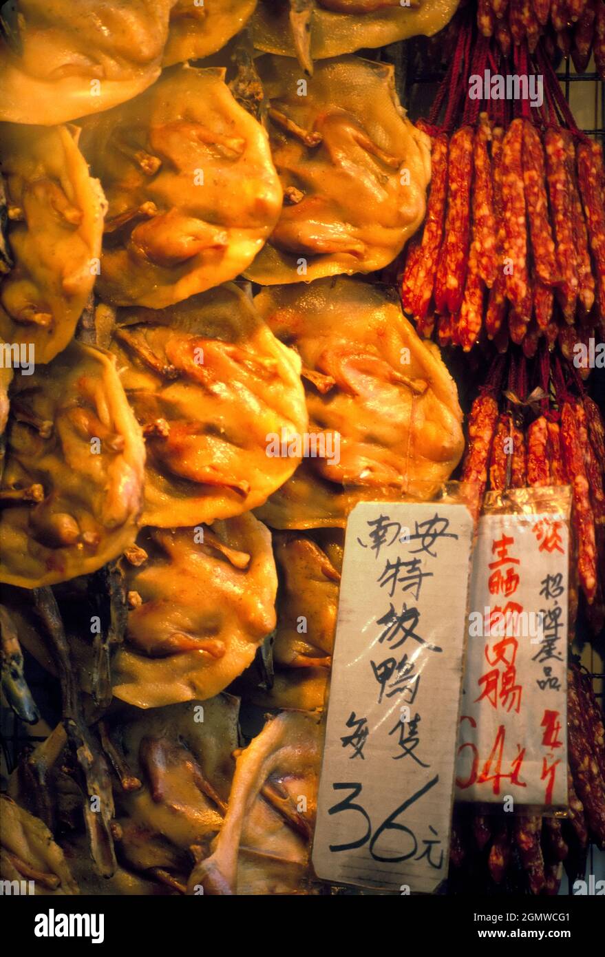 Hong Kong, 1983; las ventanas del carnicero chino no son para los veganos ni para los chillones. Pueden hacer que incluso yo - un carnívoro confirmado y omnívoro - se sienta un bi Foto de stock