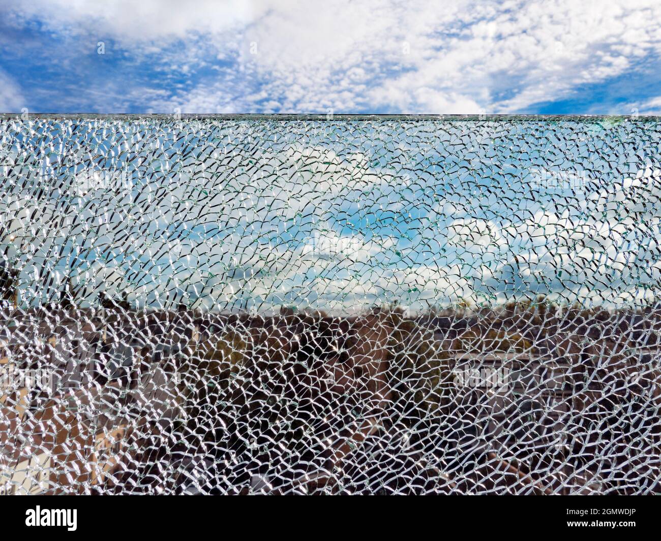 Oxford, Inglaterra - 25 de octubre de 2017 Un panel de cristal destrozado en una parada de autobús es una cosa sorprendentemente hermosa, con un llamativo dibujo abstracto. Y ella Foto de stock