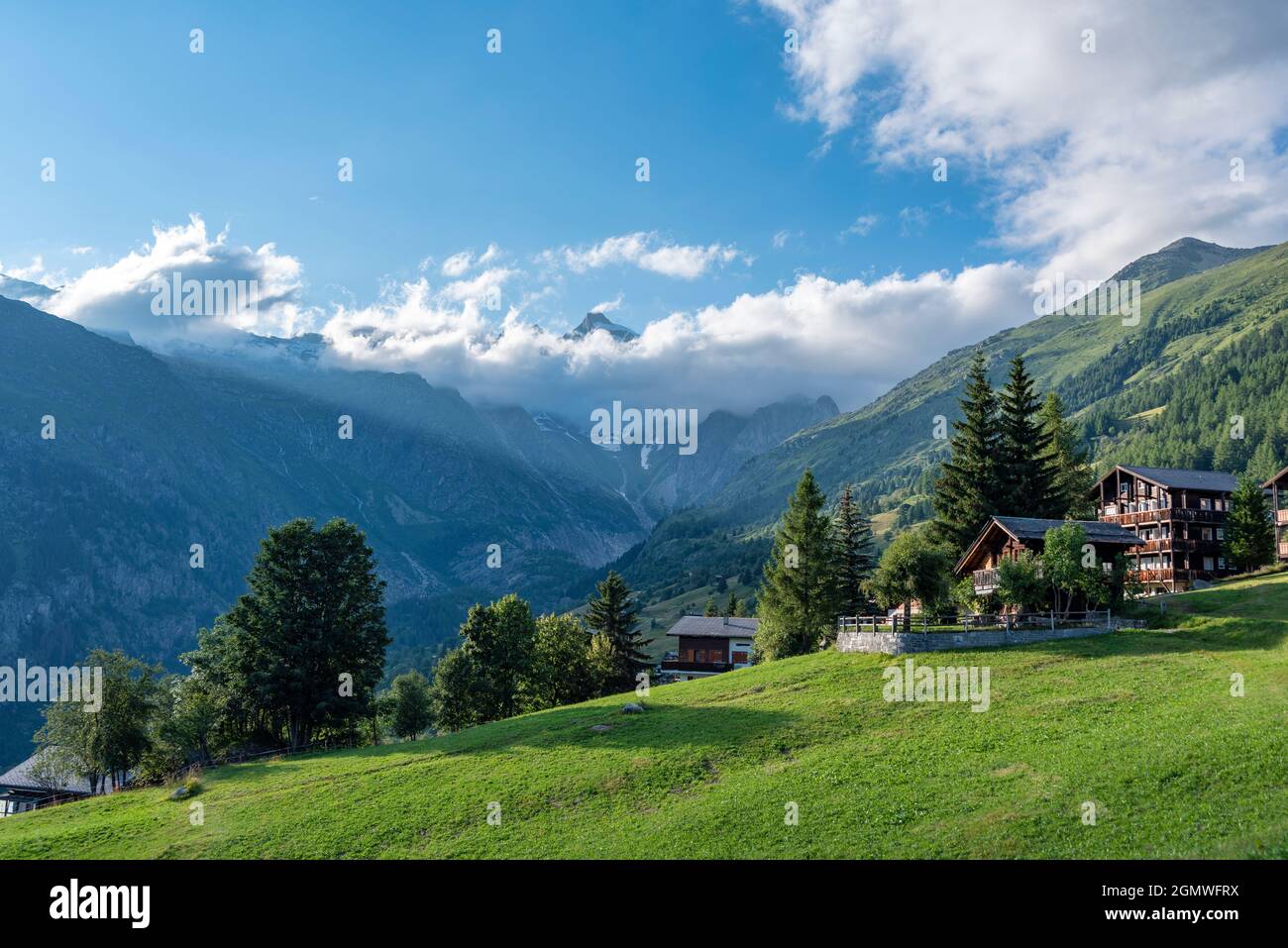 Vista local con el Gran Wannenhorn y el Risihorn, Bellwald, Valais, Suiza, Europa Foto de stock