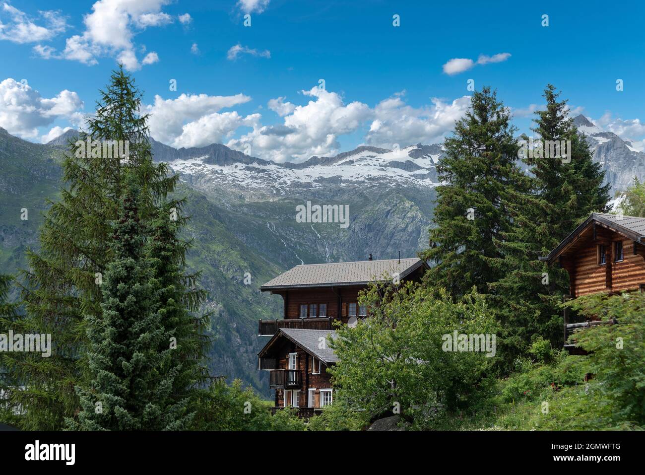 Vista local con el gran Wannenhorn en el fondo, Bellwald, Valais, Suiza, Europa Foto de stock