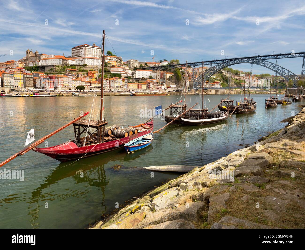 Oporto es la segunda ciudad de Portugal después de Lisboa. Situado en el estuario del río Duero, en el norte de Portugal, es uno de los más antiguos poblados Foto de stock