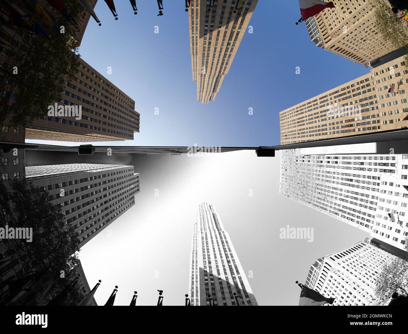 Nueva York, EE.UU. - 11 de abril de 2013; no hay personas a la vista. El Rockefeller Center, una pieza icónica de la grandiosa arquitectura de Nueva York, es un gran complejo de comunicaciones Foto de stock