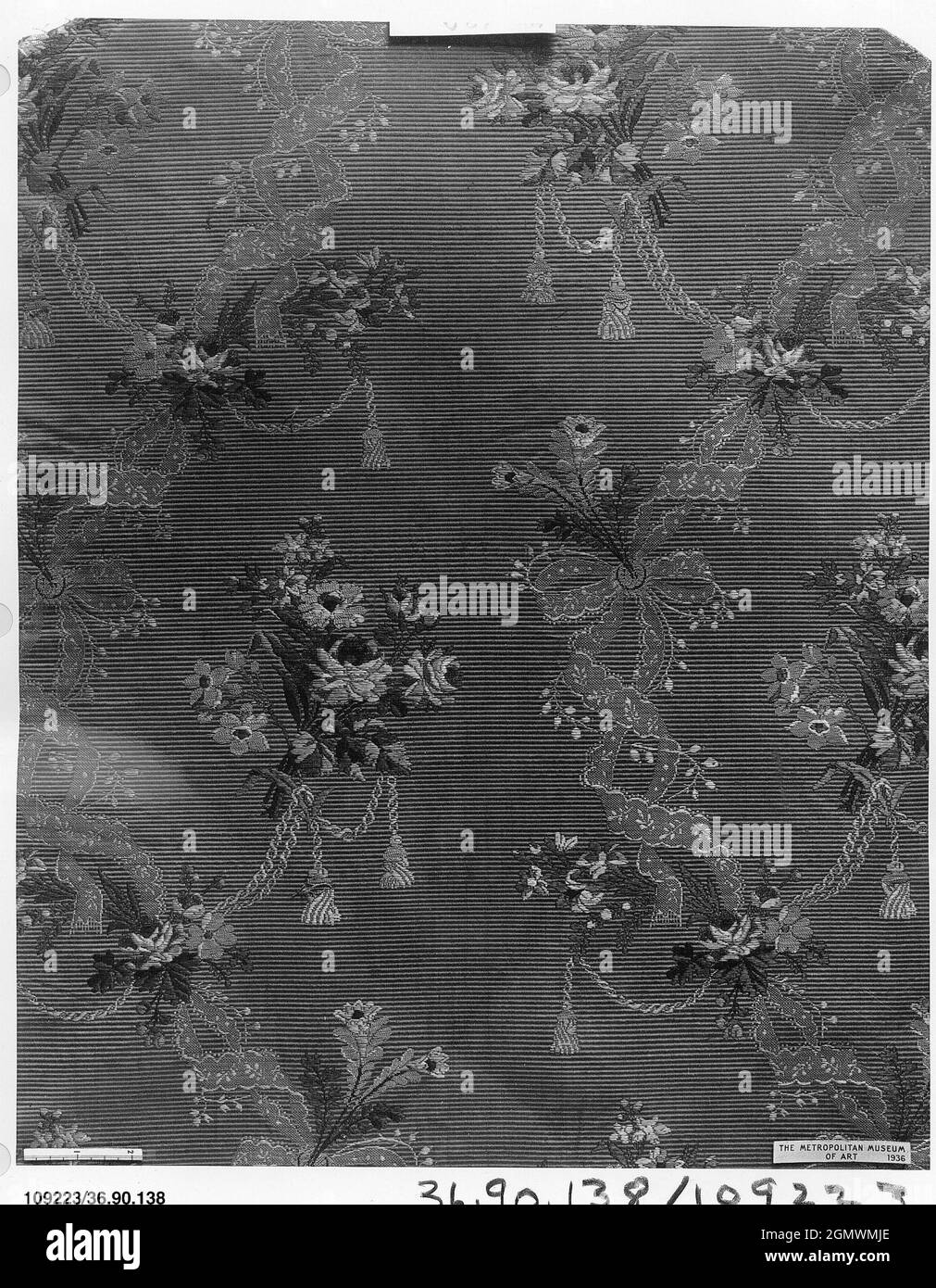Pieza. Fecha: 1760-70; Cultura: Francés; Medio: Seda; Dimensiones: L. 24 1/2 x An. 20 1/2 pulgadas (62,2 x 52,1 cm); Clasificación: Textil-Tejido Foto de stock