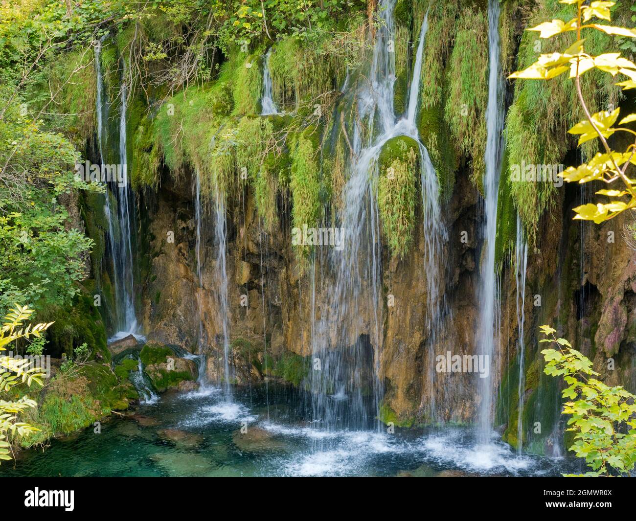 El Parque Nacional de los Lagos de Plitvice, declarado Patrimonio de la Humanidad por la UNESCO, es uno de los parques nacionales más antiguos del sudeste de Europa y el más grande de Croacia. Lo ha hecho Foto de stock