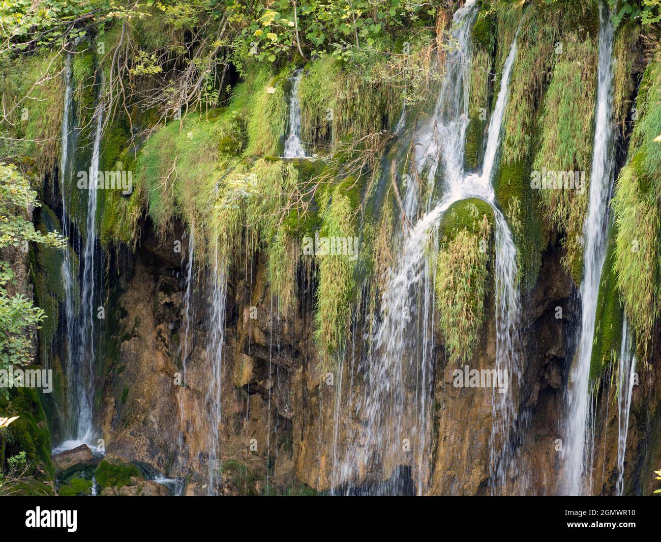 El Parque Nacional de los Lagos de Plitvice, declarado Patrimonio de la Humanidad por la UNESCO, es uno de los parques nacionales más antiguos del sudeste de Europa y el más grande de Croacia. Lo ha hecho Foto de stock