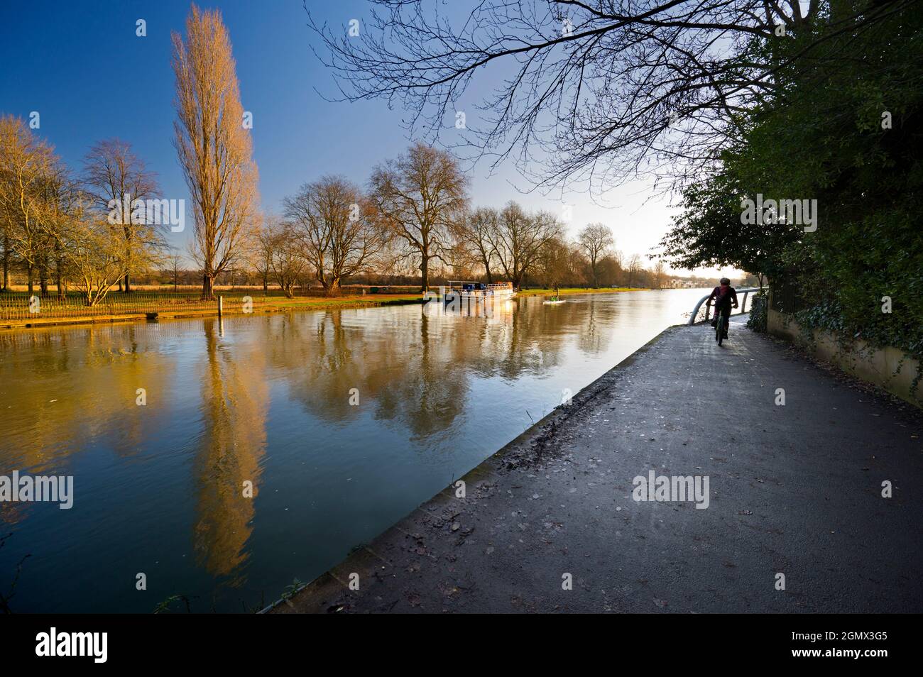 Oxford, Inglaterra - 10 de enero de 2020; dos personas a la vista. Este puente peatonal es parte de mi paseo favorito por el Támesis en Oxford, Inglaterra, que corre por el sur Foto de stock