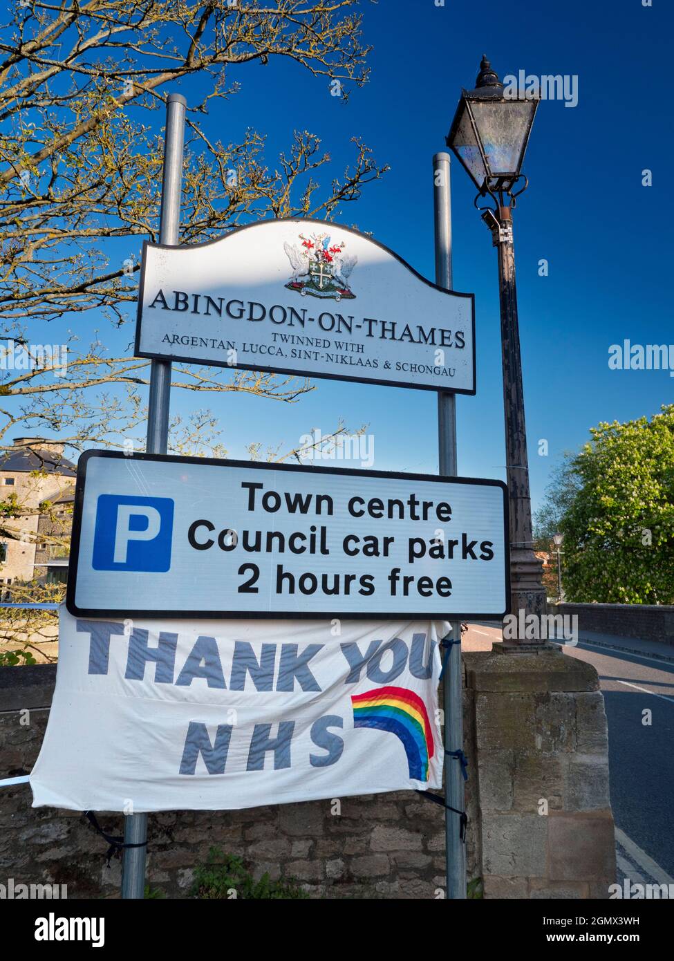 Abingdon, Inglaterra - 21 de abril de 2020; no hay personas a la vista. Un signo de los tiempos - un arco iris NHS gracias banner en Abingdon Bridge, que se muestra durante el pa Foto de stock