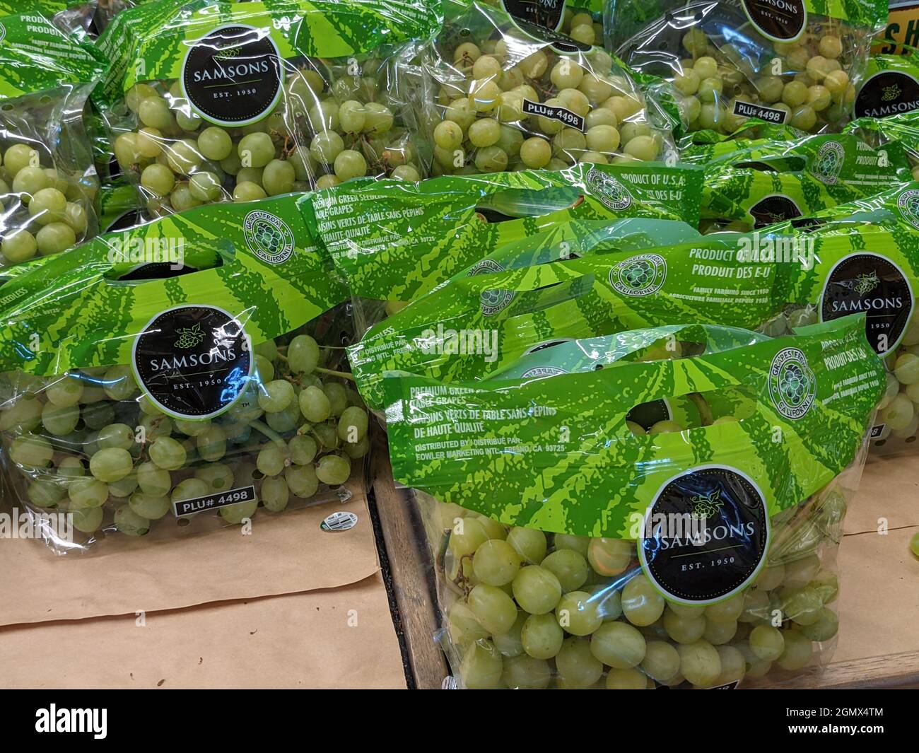 INDIANAPOLIS, ESTADOS UNIDOS - 17 de agosto de 2021: Las uvas verdes  frescas disponibles para la compra en bolsas de plástico en el mercado  Fotografía de stock - Alamy