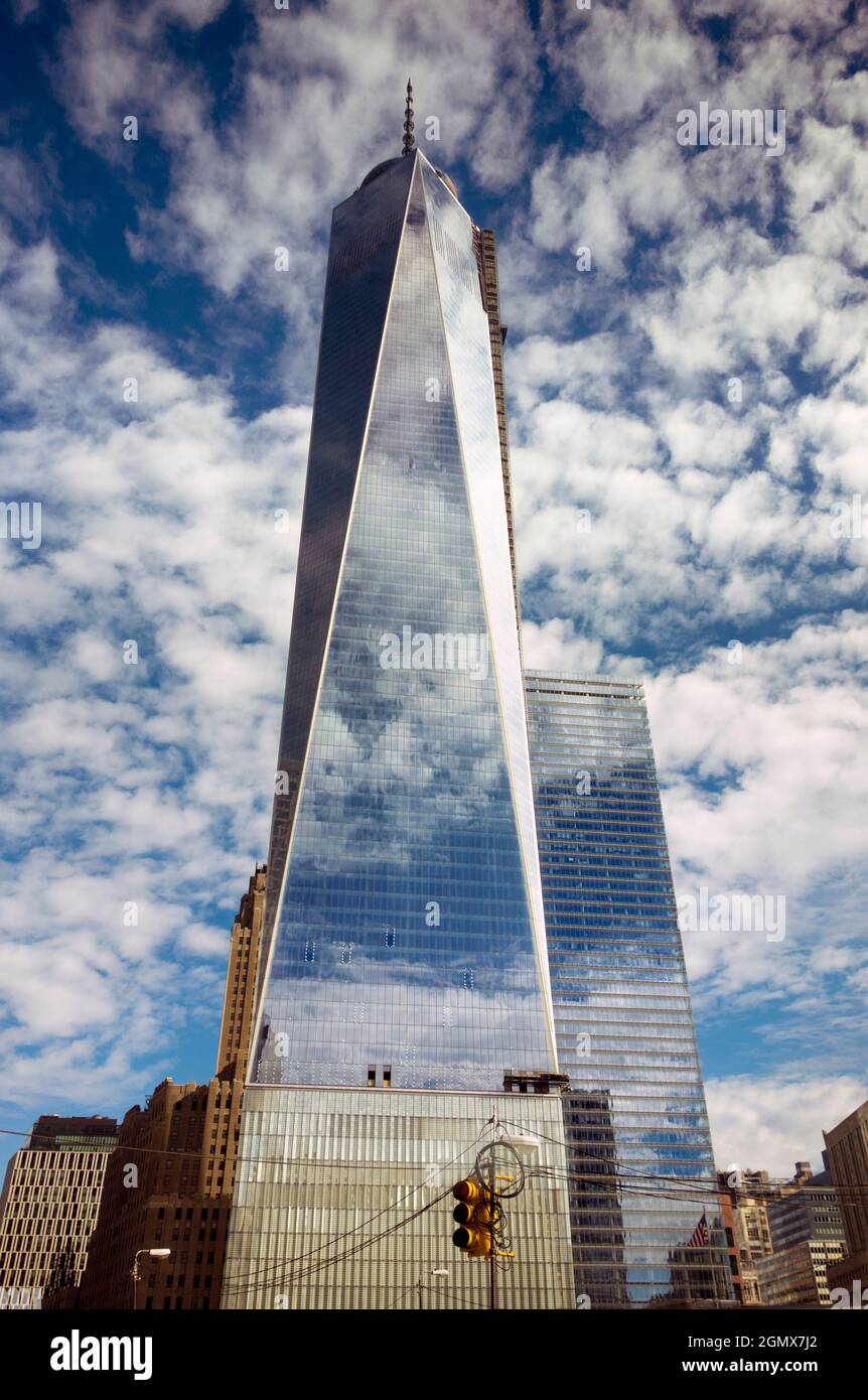 Nueva York, EE.UU. - 3 de noviembre de 2013 Un lugar icónico en una ciudad icónica, mirando hacia el nuevo One World Trade Center en Ground Zero, Nueva York. Con un aturdimiento Foto de stock