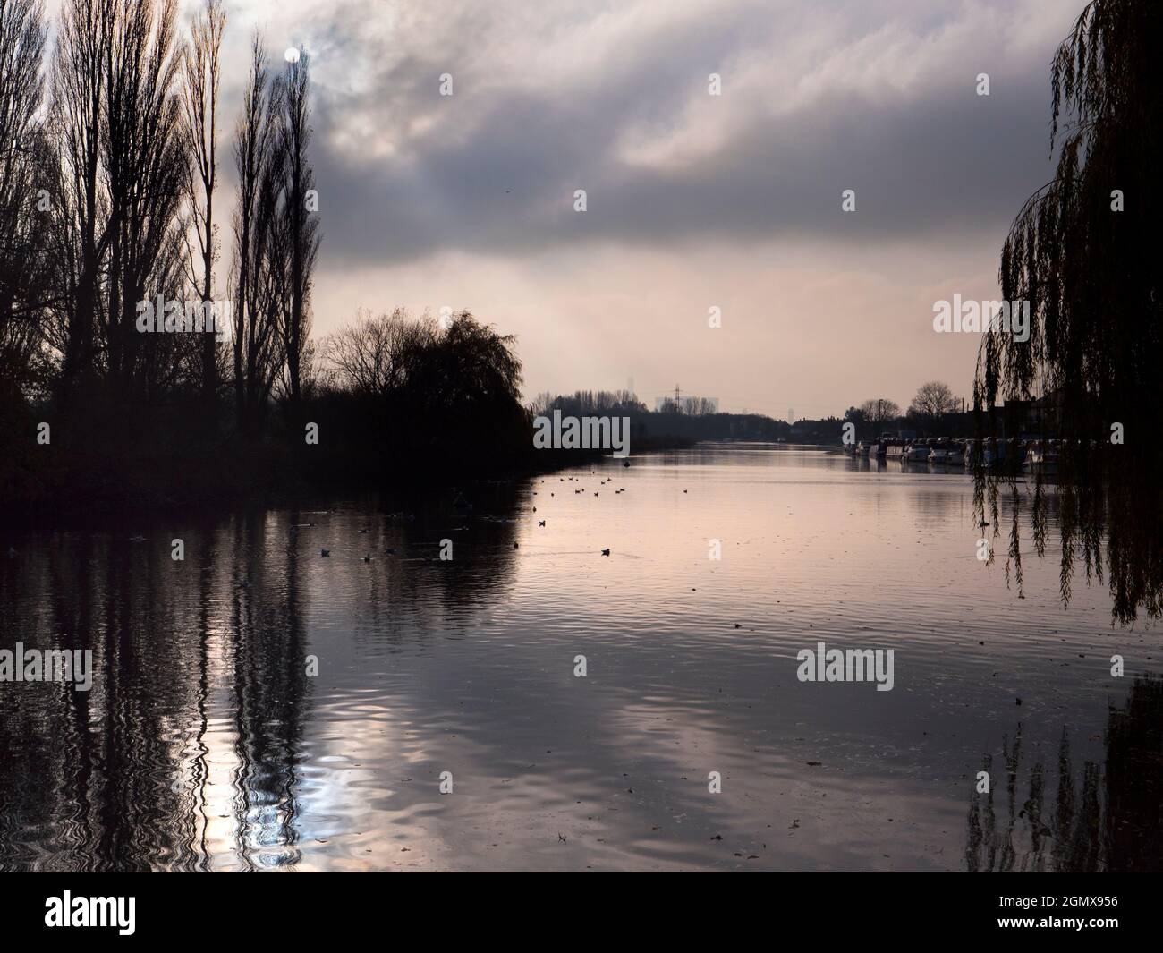 Abingdon, Inglaterra - 17 Noviembre 2018 Abingdon-on-Thames afirma ser la ciudad más antigua de Inglaterra. Aquí vemos la vista desde Saint Helens Wharf, un LO Foto de stock