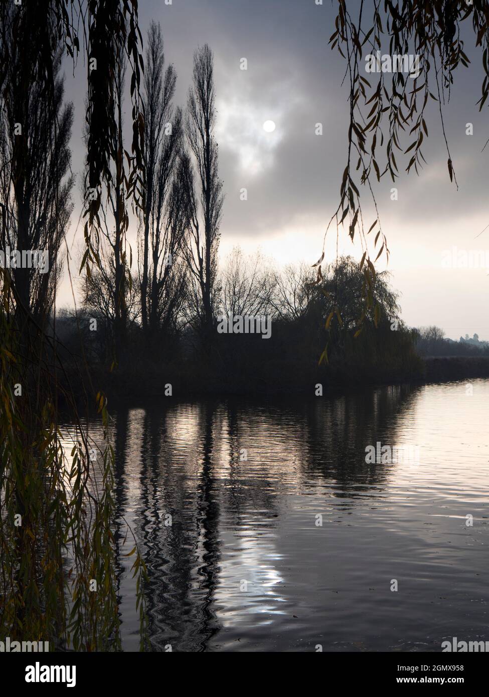 Abingdon, Inglaterra - 17 Noviembre 2018 Abingdon-on-Thames afirma ser la ciudad más antigua de Inglaterra. Aquí vemos la vista desde Saint Helens Wharf, un LO Foto de stock