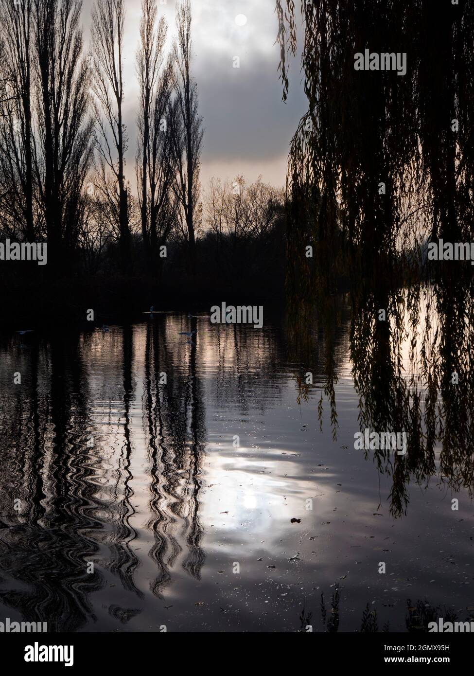 Abingdon, Inglaterra - 17 Noviembre 2018 Abingdon-on-Thames afirma ser la ciudad más antigua de Inglaterra. Aquí vemos la vista desde Saint Helens Wharf, un LO Foto de stock