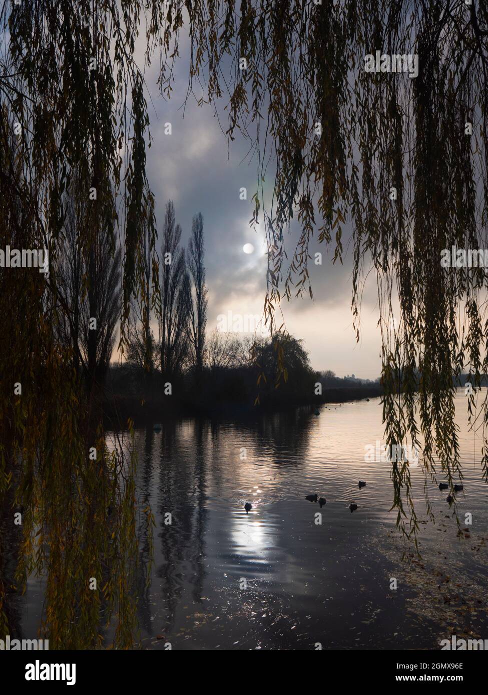 Abingdon, Inglaterra - 17 Noviembre 2018 Abingdon-on-Thames afirma ser la ciudad más antigua de Inglaterra. Aquí vemos la vista desde Saint Helens Wharf, un LO Foto de stock