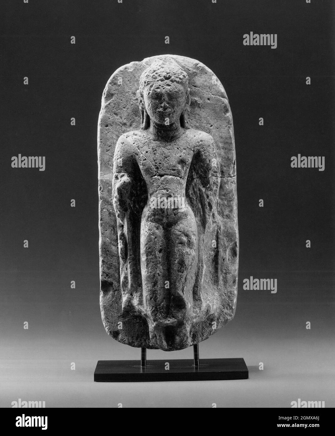 Buda de pie. Fecha: Siglo 8th; Cultura: Tailandia (Si Thep); Medio: Tiza con hoja de oro; Dimensiones: H. 7 in. (17,7 cm); Clasificación: Foto de stock