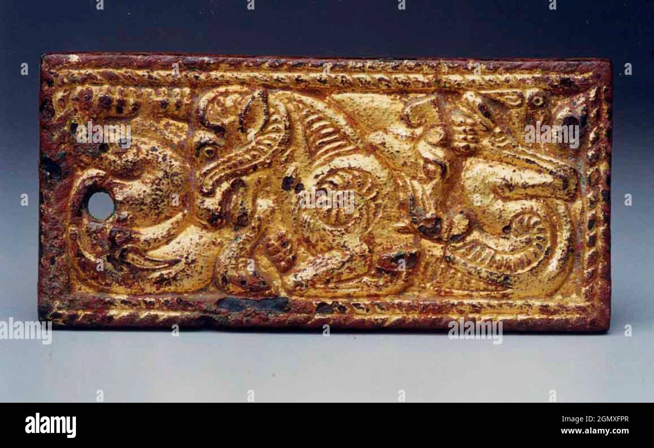 Placa del cinturón con felina y RAM. Fecha: Siglo 2nd B.C; Cultura: China  del Norte; Medio: Bronce dorado; Dimensiones: H. 2 in. (5,1 cm); An. 4  pulg. (10,2 Fotografía de stock - Alamy
