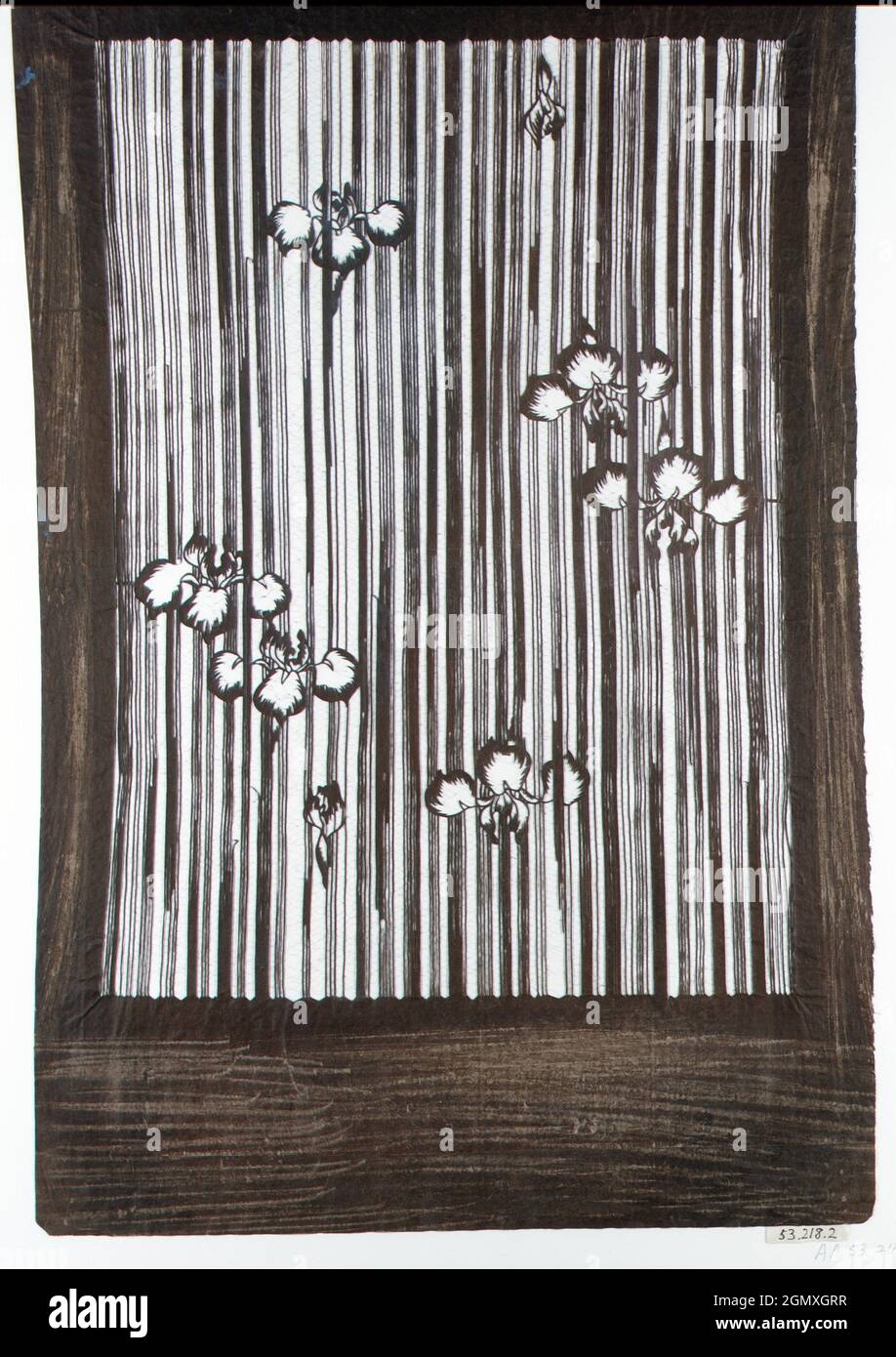 Plantilla con Diseño de Irises. Período: Período Edo (1615-1868); Fecha: Principios del siglo 19th; Cultura: Japón; Medio: Papel doble de morera con seda Foto de stock