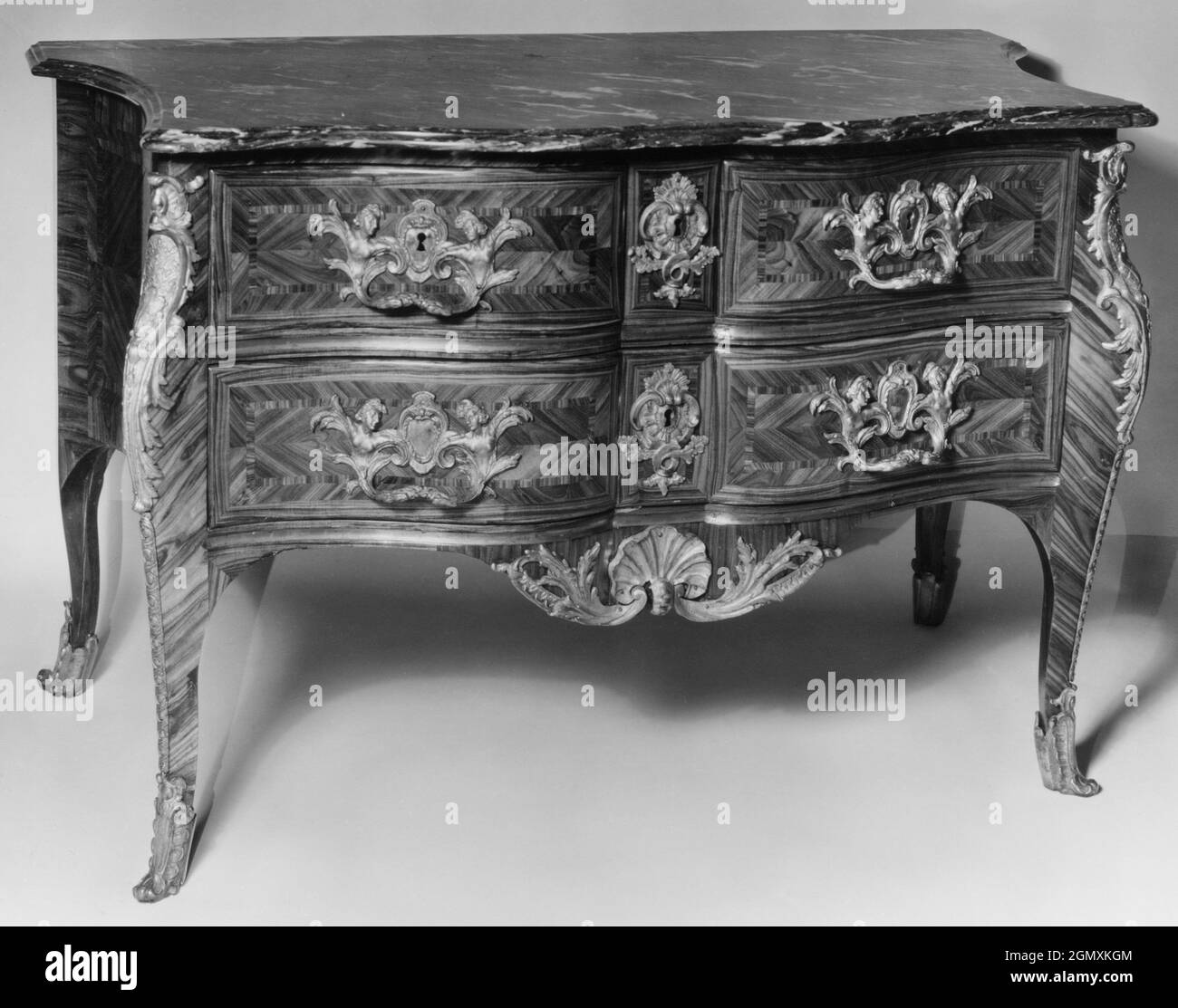 Modo Comodo. Fecha: Aprox. 1720-30; Cultura: Francés; Medio: Maderas de marquetería diversas, mármol, bronce dorado; Dimensiones: Total: 31 7/8 x 46 x 23 pulg. (81 x Foto de stock