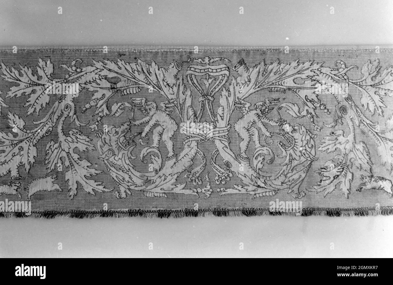 Borde. Fecha: Segunda mitad del siglo 16th; Cultura: Italiano; Medio: Bordado de seda sobre lino; Dimensiones: L. 53 1/2 x W. 8 3/4 pulgadas (135,9 x 22,2 Foto de stock