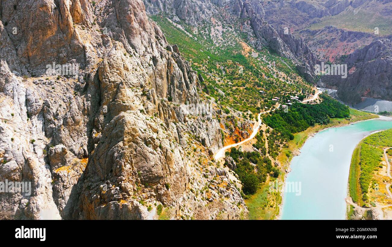 Enormes acantilados escarpados, un cañón en el río Éufrates, dramática maravilla geológica. Hermoso fondo y paisaje inusual Foto de stock