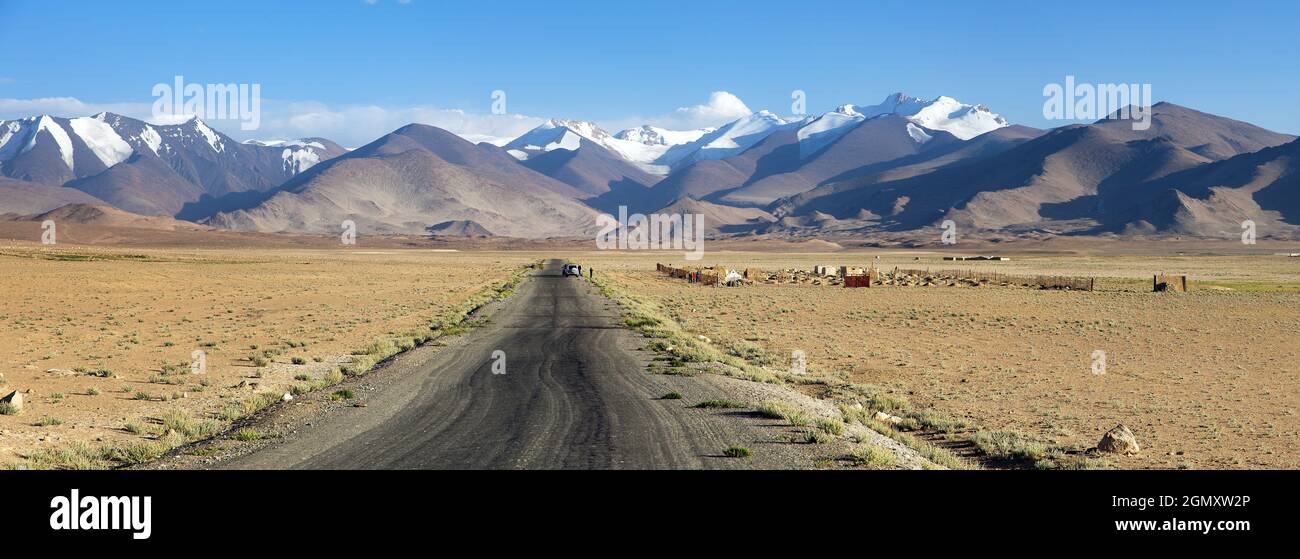 Pamir autopista o pamirskij trakt cerca de KaraKul pueblo y lago. Lago KaraKul. Paisaje alrededor de la carretera Pamir M41 carretera internacional, Pamir montañas i Foto de stock
