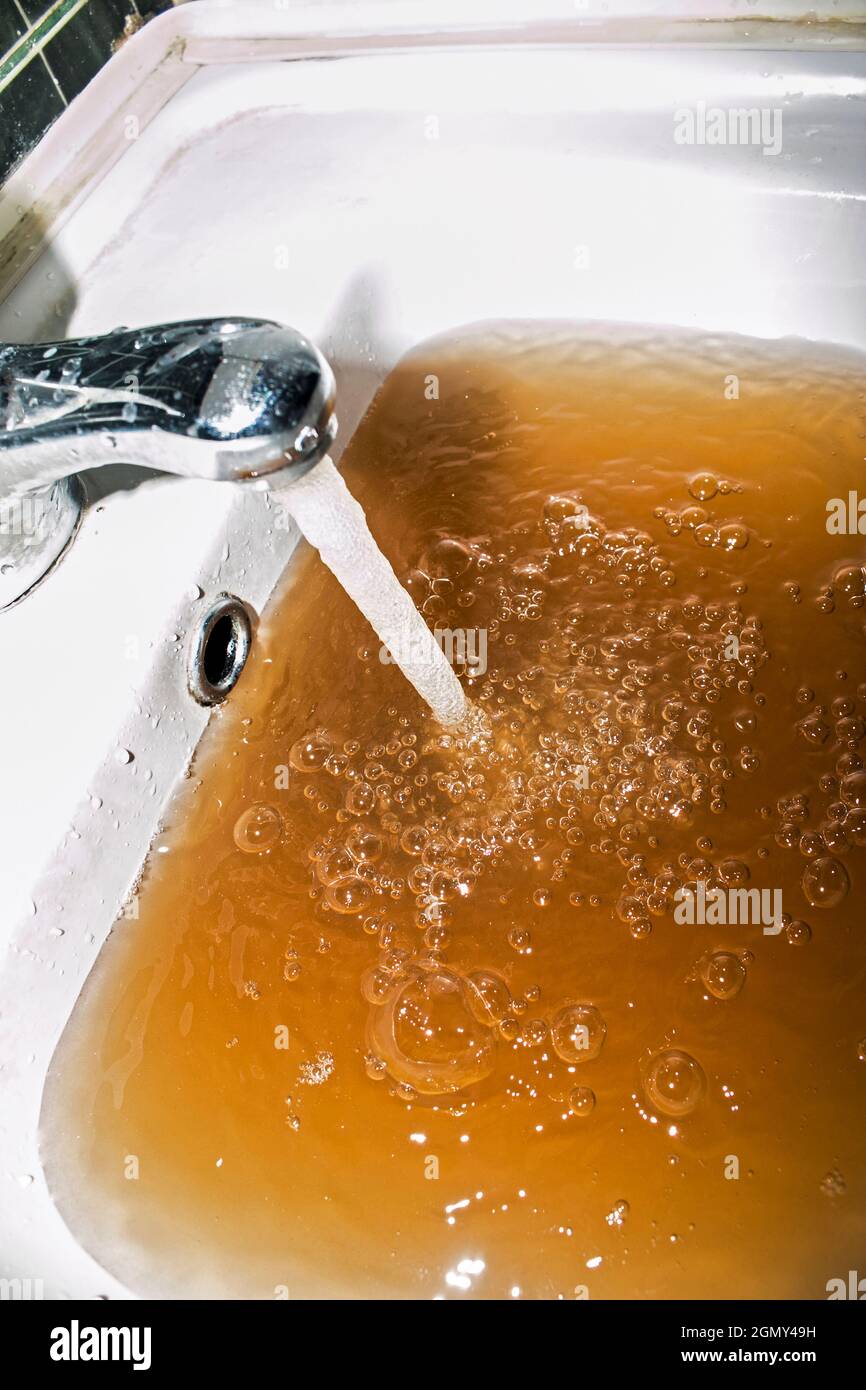 Agua del grifo de baja calidad. La razón por la que tiene sentido