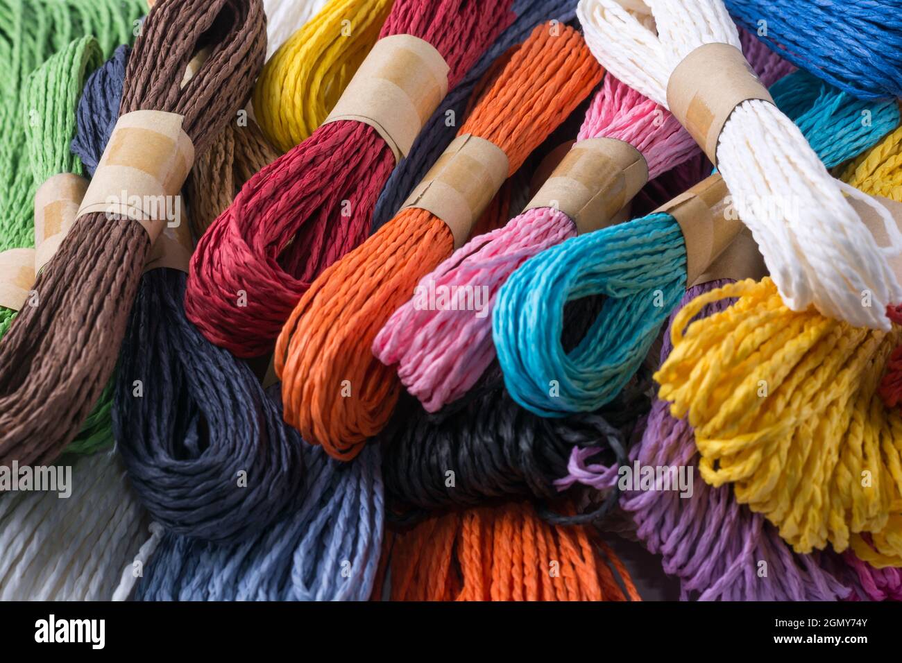 hilo de papel, tejido de colores, tejidos y materiales artesanales, vista  de primer plano Fotografía de stock - Alamy