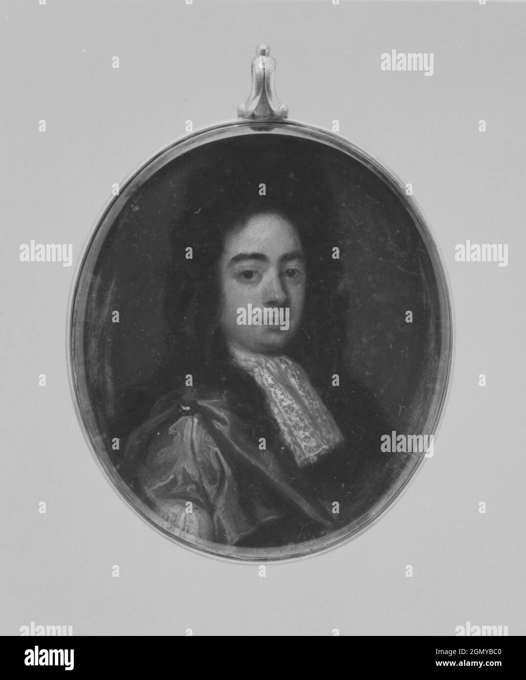 Retrato de un hombre. Artista: British Painter (ca. 1690); Medio: Aceite sobre cobre; Dimensiones: Ovalado, 2 3/8 x 2 pulg. (60 x 50 mm); Clasificación: Miniaturas Foto de stock