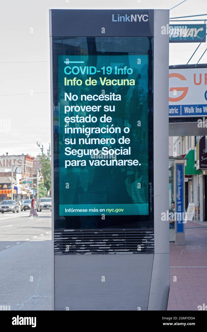 UN mensaje DE NYC QUE anima a los hispanos a vacunarse y a asegurar que su estatus migratorio no sea un problema. En Queens, N. Foto de stock