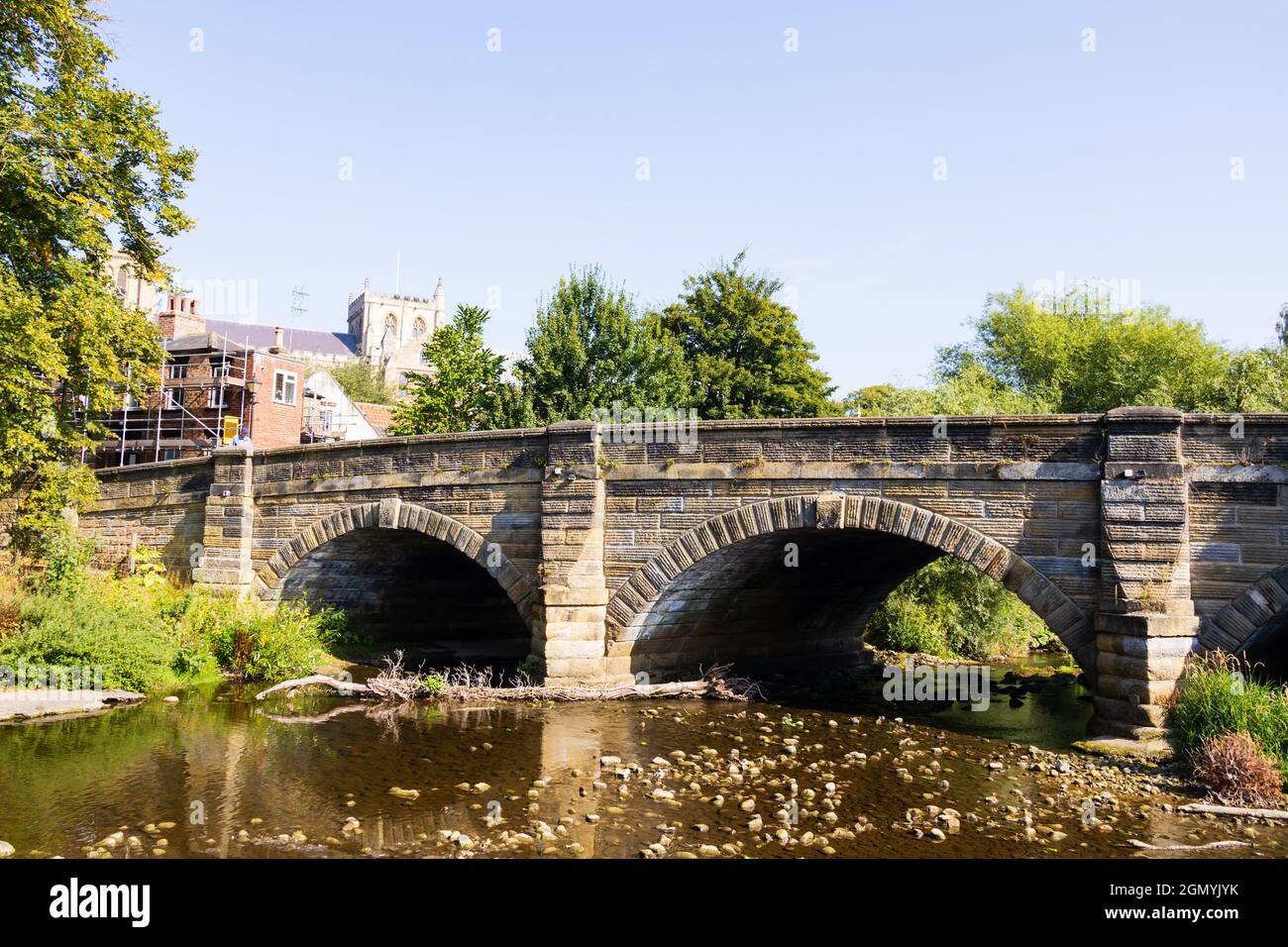 El puente de piedra sobre el río Skell, Ripon City, West Riding del norte de Yorkshire, Inglaterra. Foto de stock