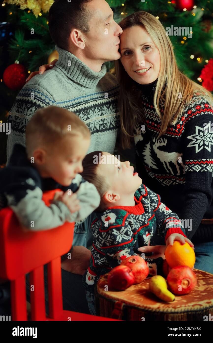 Jersey de navidad para niños fotografías e imágenes de alta resolución -  Alamy