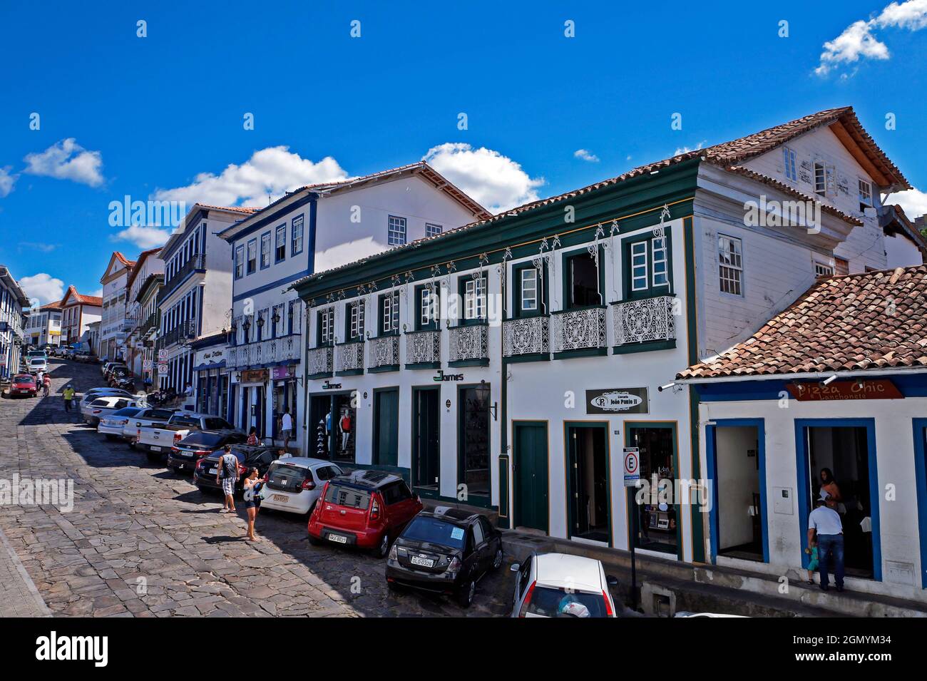 DIAMANTINA, MINAS GERAIS, BRASIL - 22 DE ENERO de 2019: Calle típica en el centro histórico de la ciudad Foto de stock