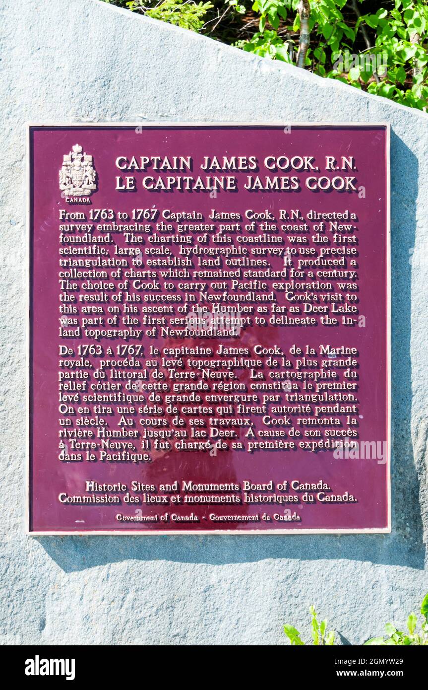 Una placa bilingüe en Corner Brook conmemora la encuesta de Terranova realizada por James Cook. Foto de stock