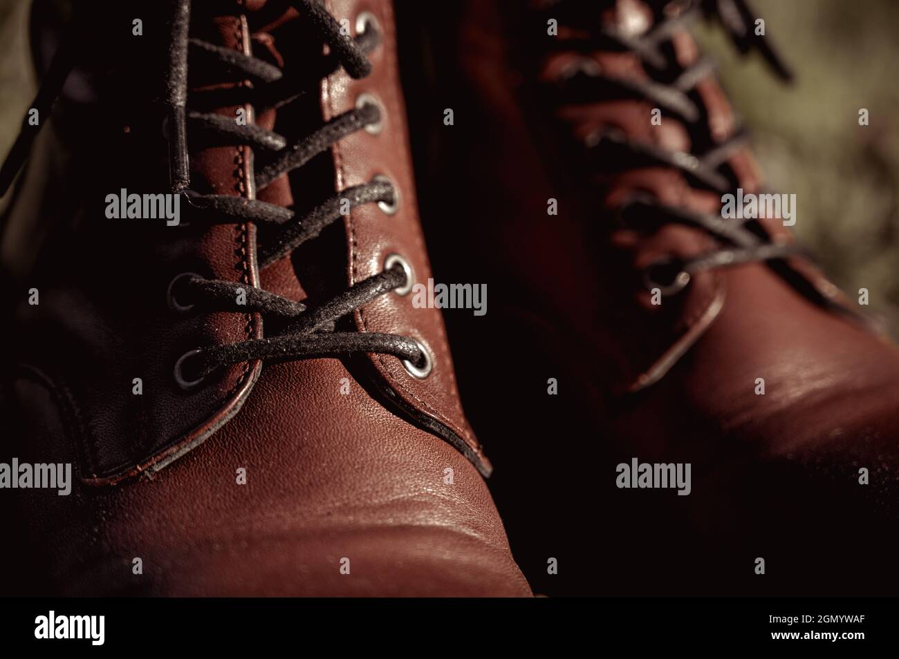 Moda de mujeres de otoño. Primer plano de zapatos de piel de borgoña con cordones  negros. Botas de estilo vintage. Luz solar Fotografía de stock - Alamy