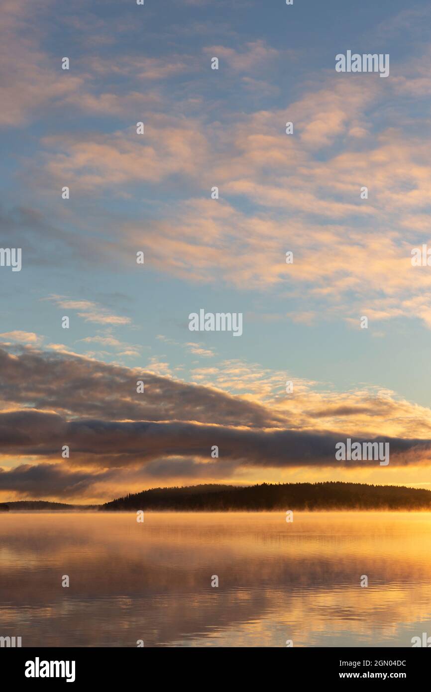 Amanecer en el lago Mälaren en otoño Foto de stock