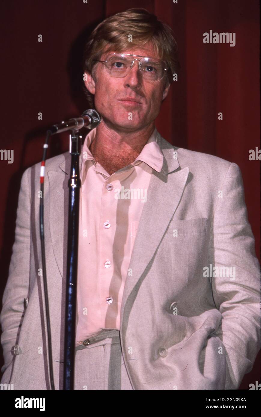 Austin Texas USA, 1986 de junio: El actor Robert Redford presenta una película en el Paramount Theatre como parte de una recaudación de fondos para su Sundance Institute. ©Bob Daemmrich Foto de stock