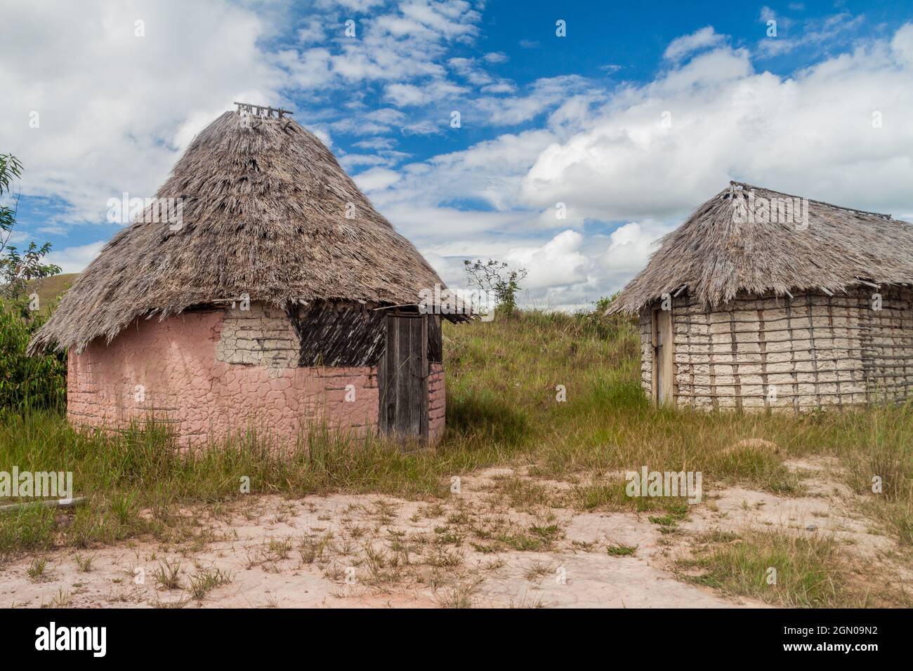 Casas sencillas en un pueblo indígena en la región de Gran Sabana de  Venezuela Fotografía de stock - Alamy