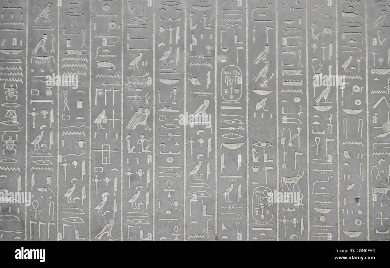Los jeroglíficos en una piedra en el Museo Británico, Londres, Reino Unido, es uno de los museos más importantes del mundo Foto de stock