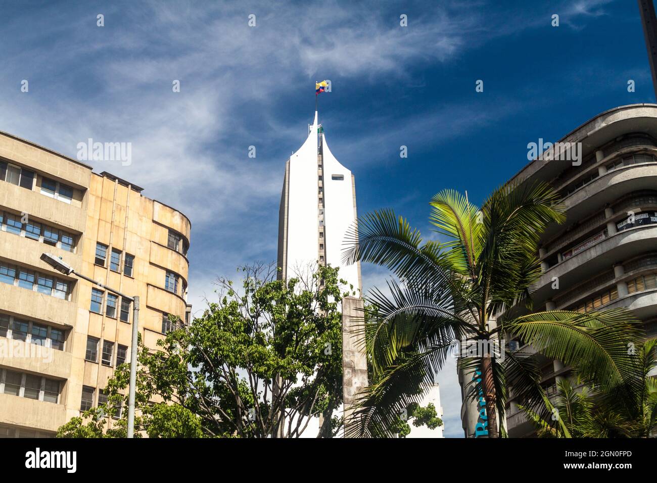 MEDELLÍN, COLOMBIA - 1 DE SEPTIEMBRE de 2015: Edificios modernos en el centro de Medellín. Foto de stock