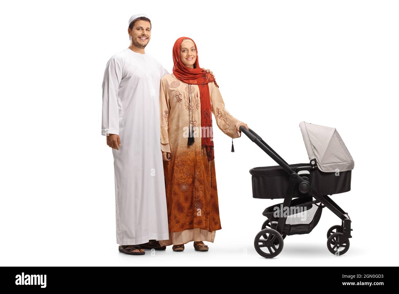Retrato completo de un hombre y una mujer con ropa étnica posando con un  cochecito de bebé aislado sobre fondo blanco Fotografía de stock - Alamy