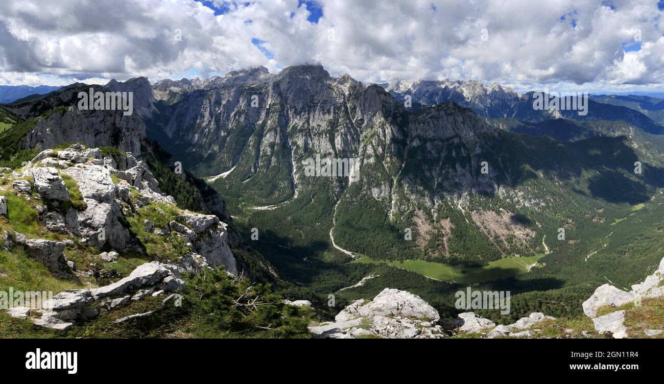 Vista panorámica de los Alpes Julianos con el monte Triglav y el valle de Krma, Eslovenia Foto de stock