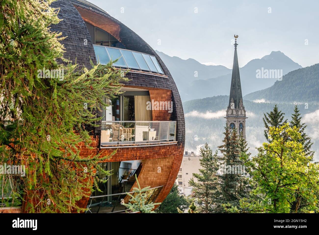 Chesa futura, construido por el famoso arquitecto británico Lord Norman Foster, St.Moritz en invierno, Grisons, Suiza Foto de stock