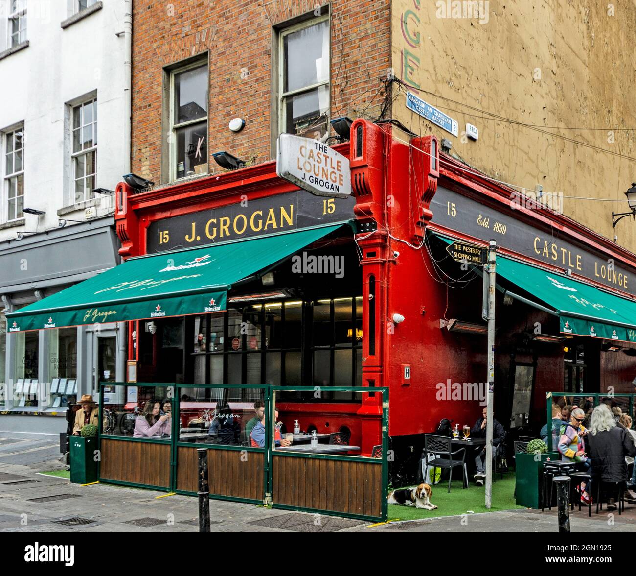 Grogan's Castle Lounge, Sth William Street, una vez una conocida guarida de un conjunto literario y artístico es uno de los pubs más populares de Dublín. Foto de stock