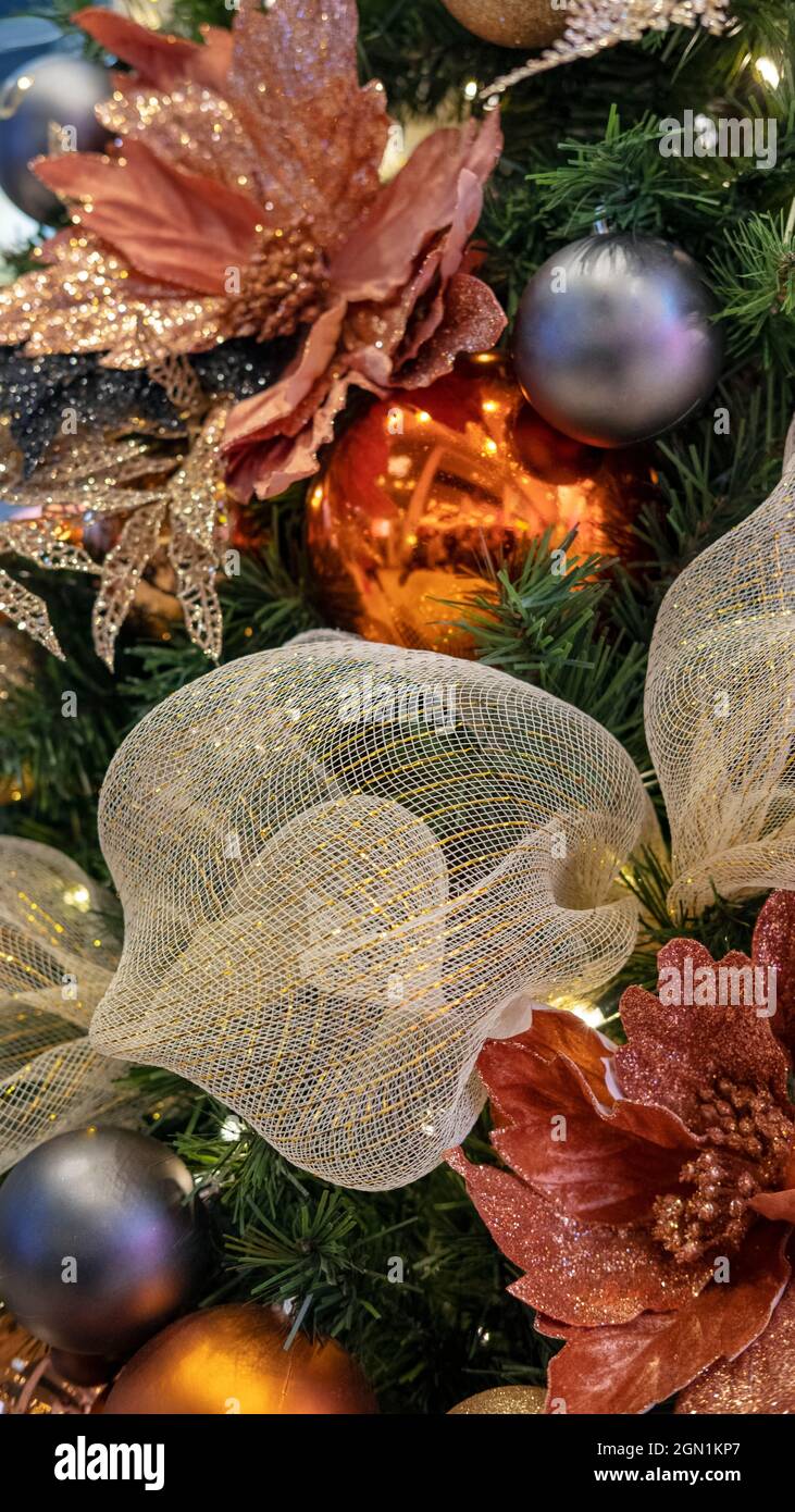 Decoraciones festivas para árboles de invierno con cintas de malla dorada,  globos brillantes, flores grandes de seda de punto, ornamentos de temporada  para el árbol de Navidad Fotografía de stock - Alamy