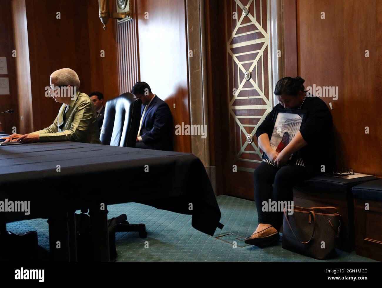 Ziba Murat tiene una foto de su madre Gulshan Abbas mientras escucha a Sophie Richardson, directora china de Human Rights Watch, durante el Subcomité sobre el Hemisferio Occidental, la Delincuencia Transnacional, la Seguridad Civil, la Democracia, los Derechos Humanos, Y el Subcomité de Asuntos de la Mujer Global sobre Asia Oriental, el Pacífico y la Política Internacional de Ciberseguridad, audiencia conjunta 'Atrocidades en Xinjiang: ¿Dónde vamos desde aquí?' En Capitol Hill en Washington, EE.UU., 10 de junio de 2021. La madre de Murat, Gulshan Abbas, fue sentenciada por delitos de terrorismo y 'ruptura del orden social', según el Ministerio de Asuntos Exteriores de China. Foto de stock