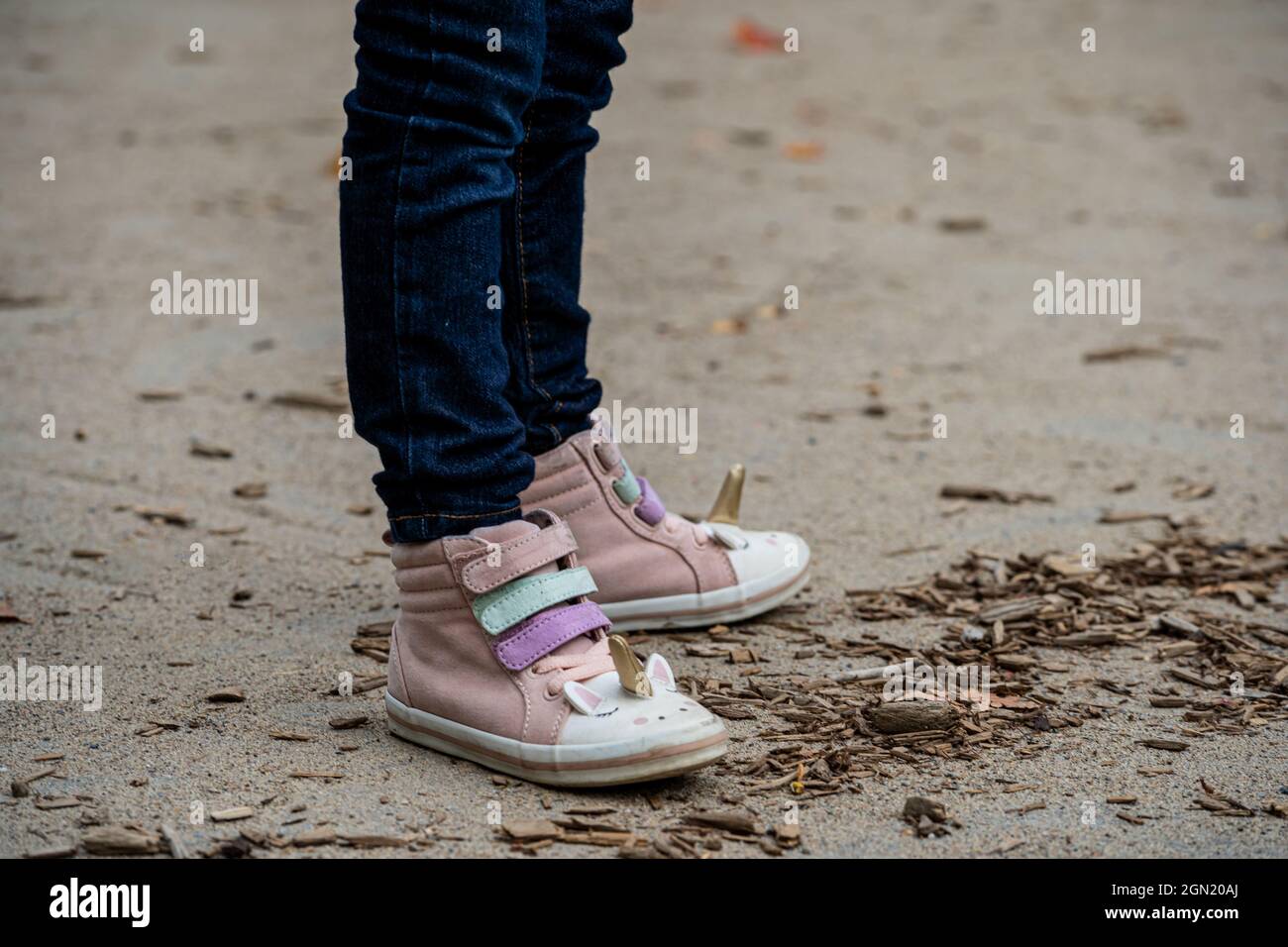 Primer plano de unas niñas zapatos unicornio al aire libre Fotografía de  stock - Alamy