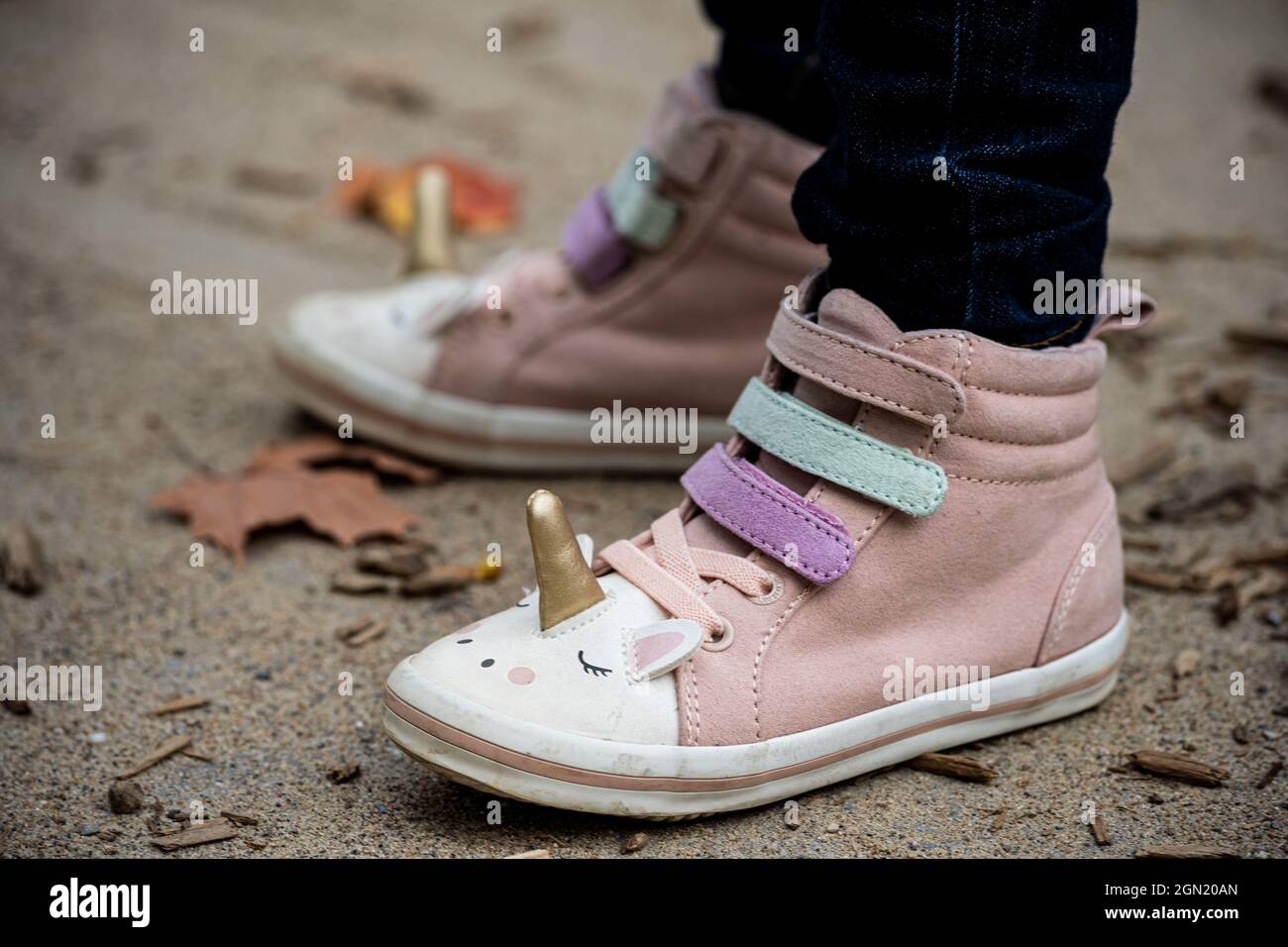 tallarines Apuesta Deducir Primer plano de unas niñas zapatos unicornio al aire libre Fotografía de  stock - Alamy