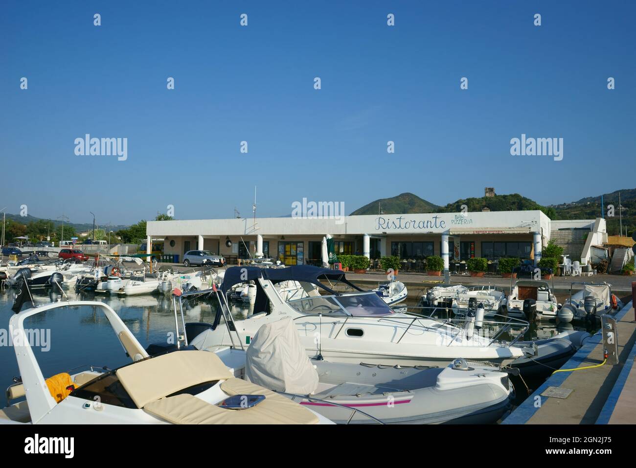 Pueblo de Policastro, Cilento, Salerno, Italia - Puerto y restaurante Foto de stock