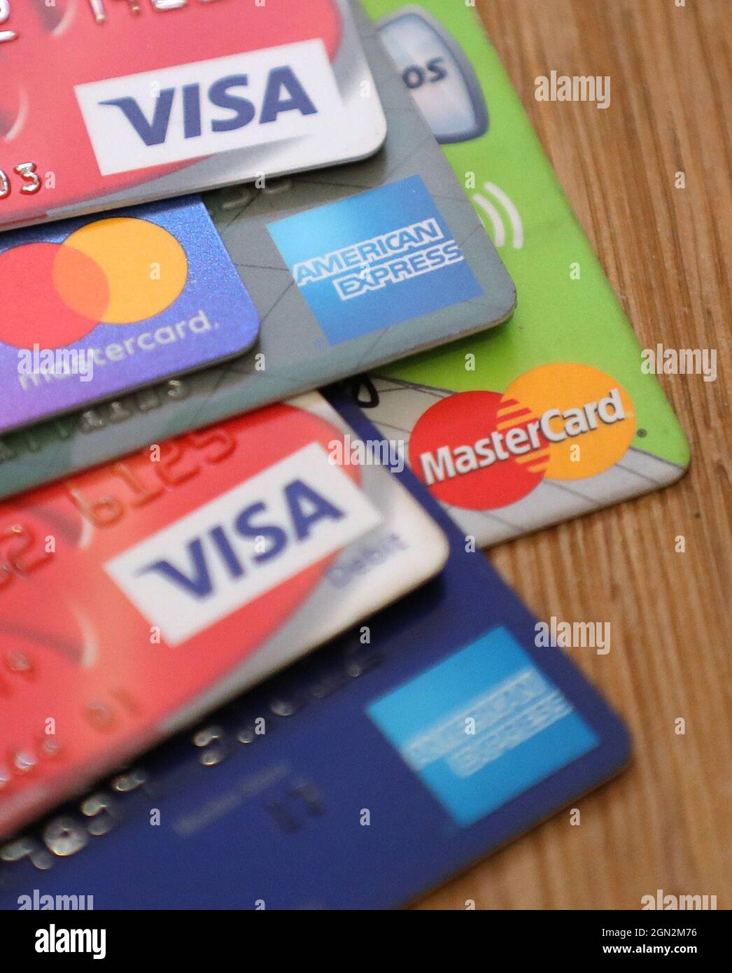 Foto del archivo con fecha 18/07/2018 de un montón de tarjetas de crédito y débito Como los pagos con tarjeta representaron más de £4 de cada £5 gastados en 2020, muestran las cifras del British Retail Consortium (BRC). Fecha de emisión: Miércoles 22 de septiembre de 2021. Foto de stock
