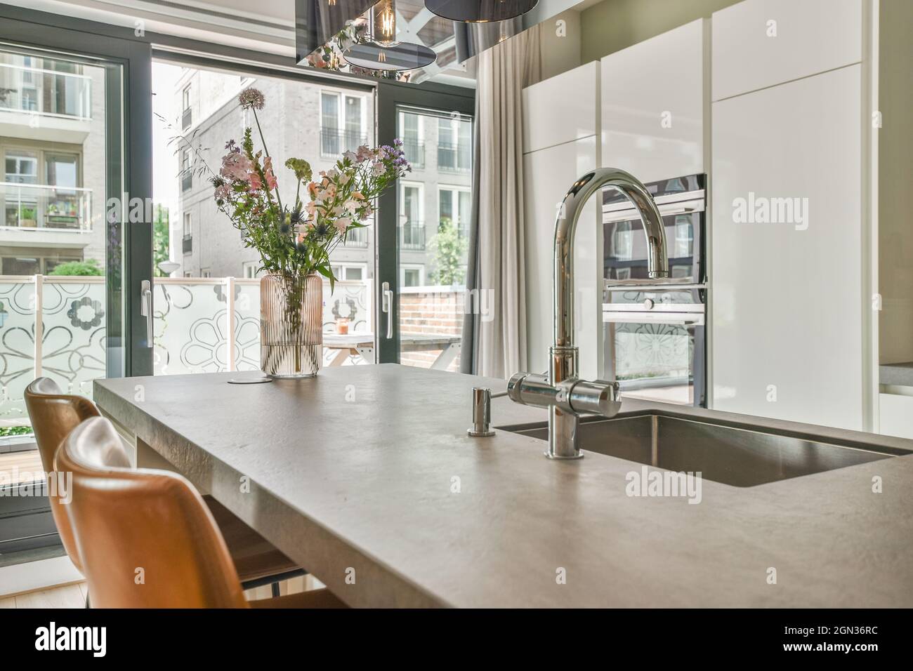 Renovada cocina interior con vitrinas de vidrio Fotografía de stock - Alamy